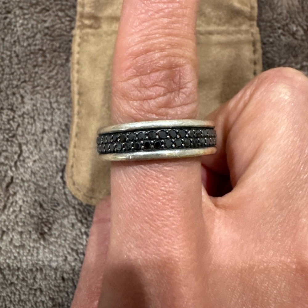 David Yurman Streamline® Two Row
Band Ring with Pavé
Black Diamonds
